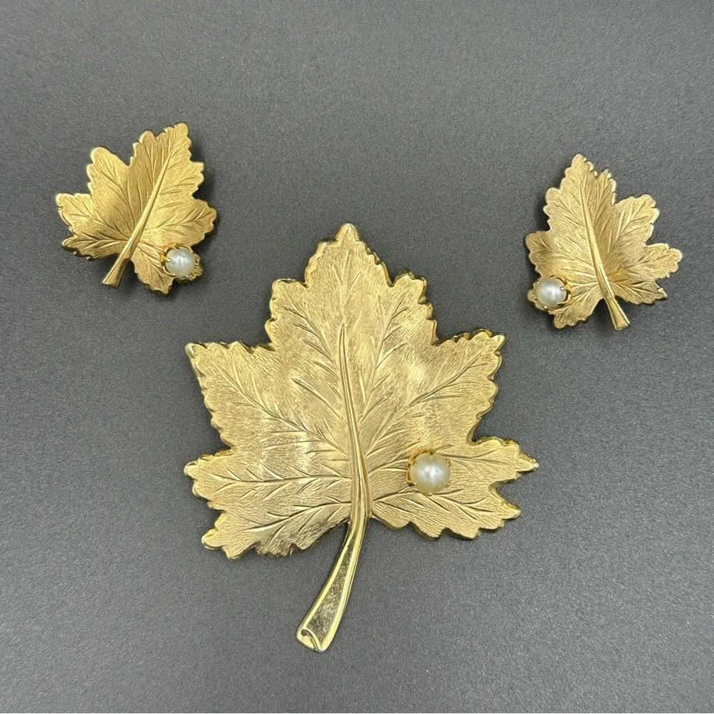 Vintage Sarah Coventry Maple Leaf Brooch & Clip On Earrings Set Gold Tone - Picture 2 of 6